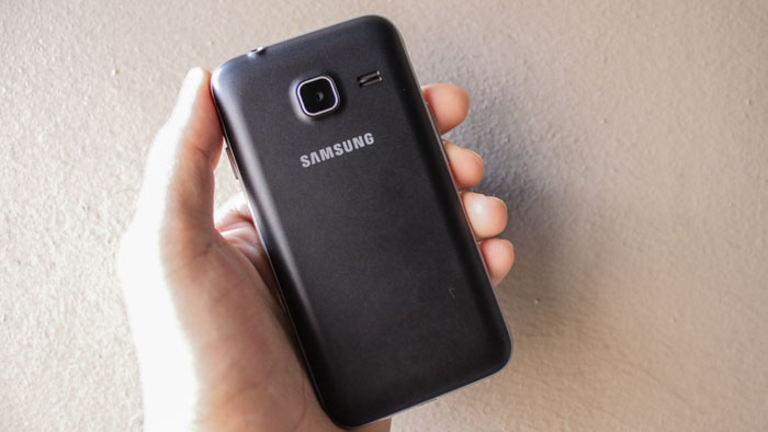 hands on Samsung Galaxy J1 Mini Review PH15