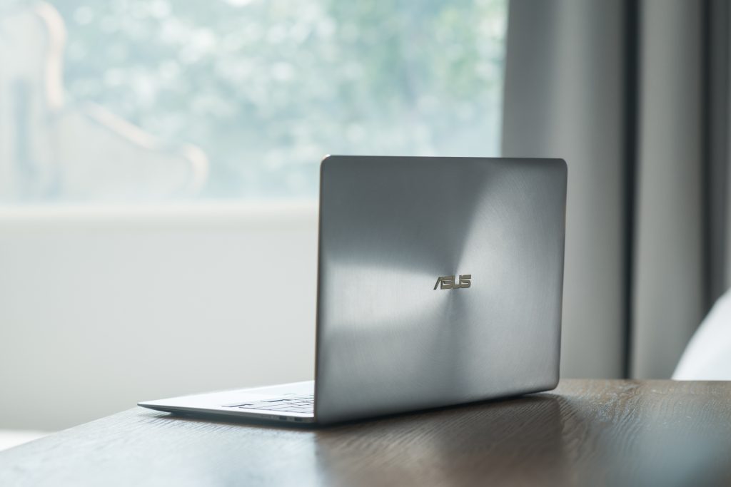 Asus Zenbook 3 Deluxe features 14-inch display, 13-inch ...