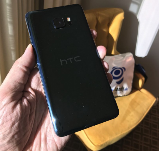 htc-ultra-ocean-note-features-lg-v20s-secondary-display-google-pixels-main-camera-photos