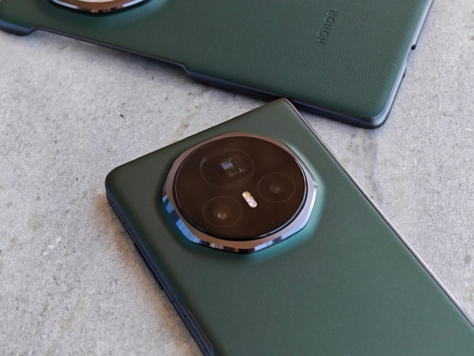 HONOR Magic V3